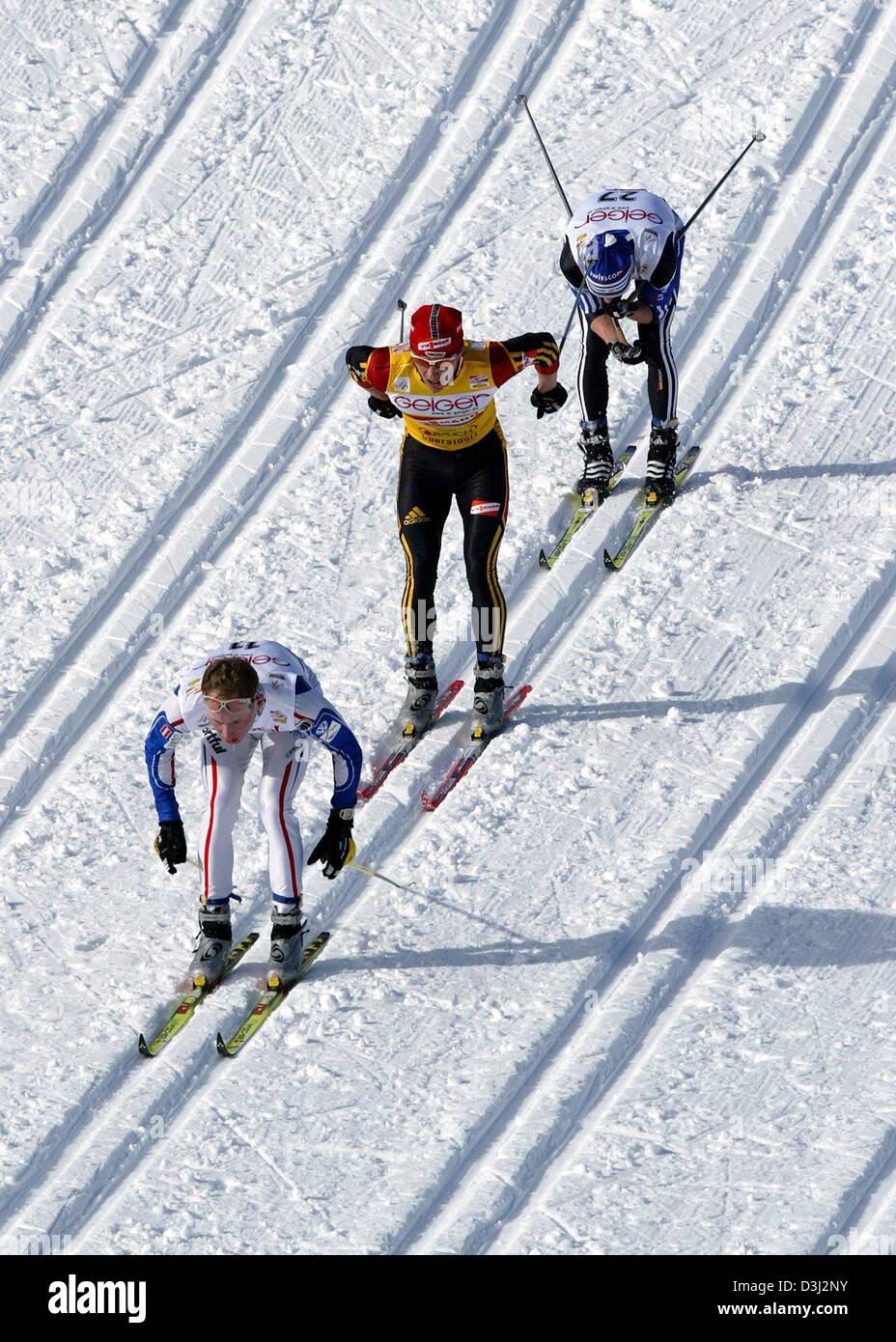 (Dpa) Renè Sommerfledt (oriente) está en frente de sus oponentes Reto Burgermeister (delantero) de Suiza y la República Checa esquiador Lukas Bauer durante la Copa del Mundo de esquí cross-country evento el 13 de febrero de 2004 en Oberstdorf, Alemania. Sommerfeld ganó la copa del mundo de 1.16,02 horas delante de Burgermeister quién ocupa el segundo lugar con 1.16.05,7 horas y Bauer en tercer lugar con 1.16.10. Foto de stock