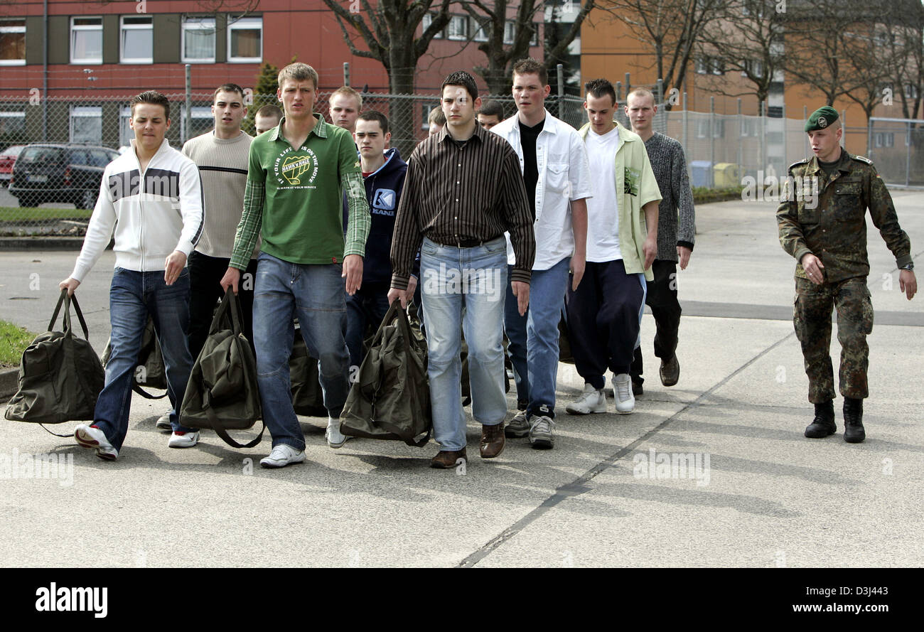 (Dpa) - Los conscriptos en ropa cilvilian llegan con su equipaje para la colocación después de la exposición por un instructor en el cuartel Schwarzenborn knuell, Alemania, el 4 de abril de 2005. Foto de stock