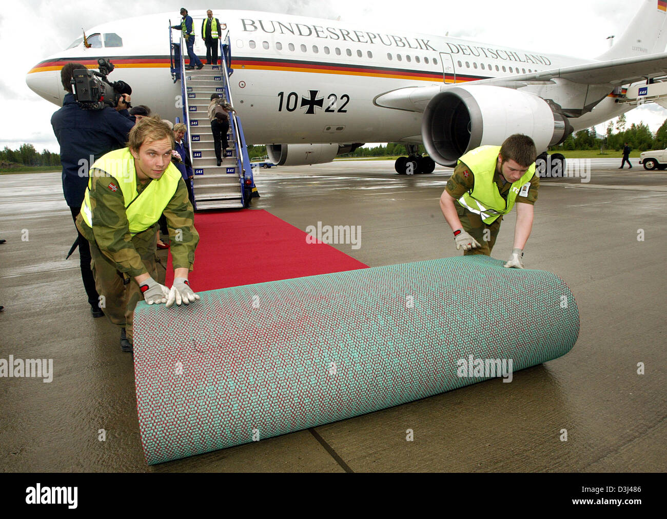 (Dpa) - Los soldados del ejército de Noruega desplegar la alfombra roja para el presidente alemán Horst Köhler y su esposa Eva en el aeropuerto de Oslo, Noruega, 13 de junio de 2005. El Jefe del Estado alemán es en Noruega durante una visita oficial de dos días de trabajo. Foto de stock