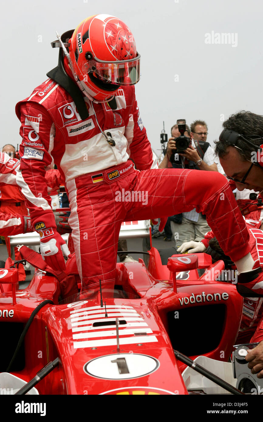 Dpa) - El alemán Michael Schumacher, piloto de Fórmula 1 de Ferrari sale de  su coche de carreras antes de iniciar el Grand Prix de F1 de Canadá en la  pista canadiense