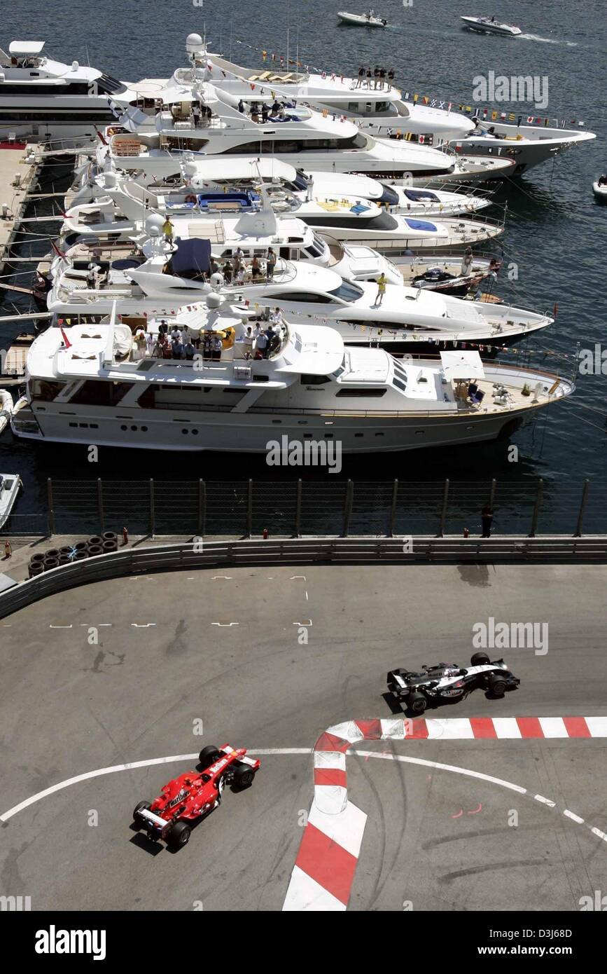 (Dpa) - El piloto finlandés de Fórmula 1 Kimi Raeikkoenen (R) de McLaren-Mercedes adelanta alemán de Fórmula uno de Ferrari campeón Michael Schumacher por el angosto ciudad durante el Gran Premio de Fórmula 1 de Mónaco, 23 de mayo de 2004. Foto de stock
