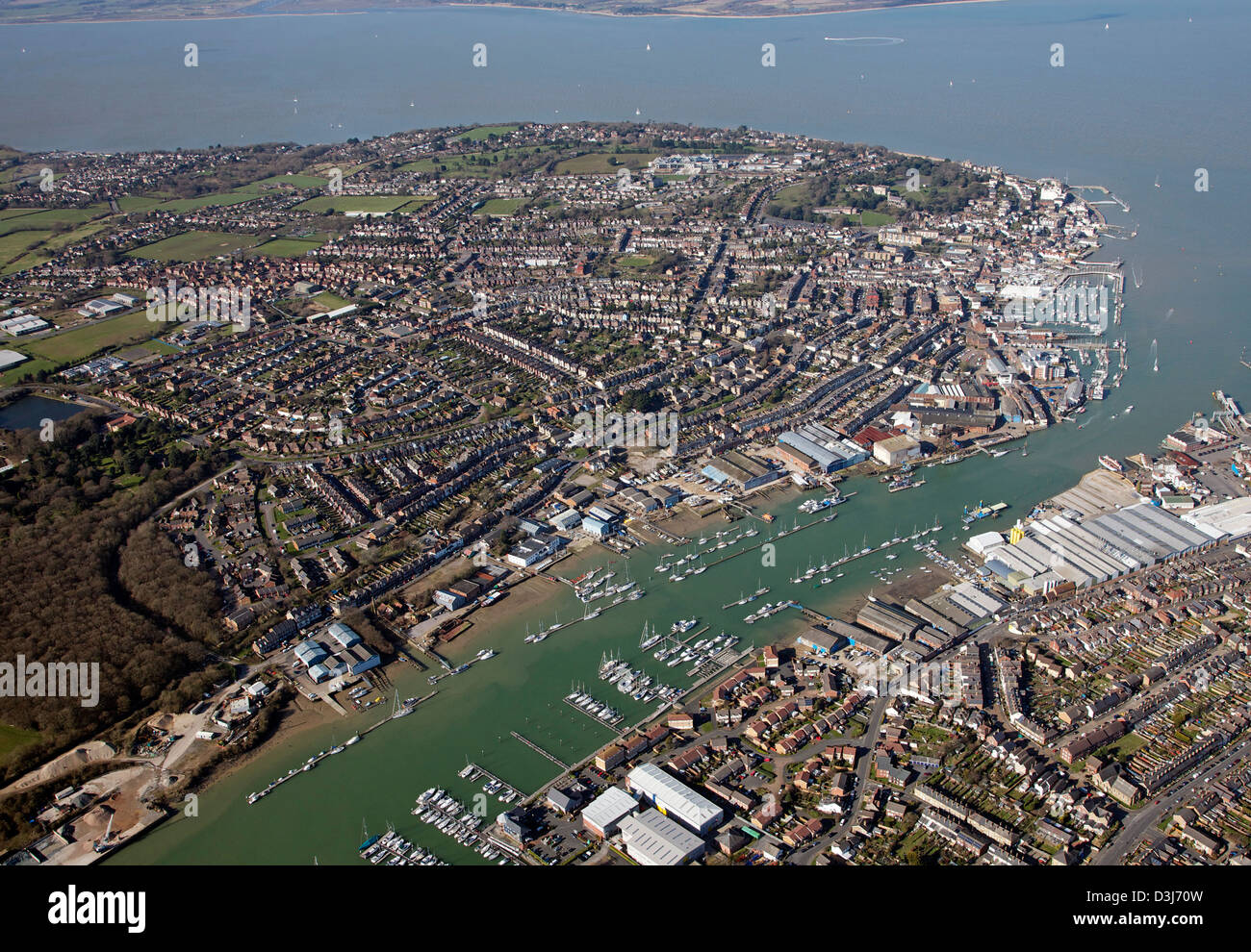 Vista aérea de Cowes en la Isla de Wight, y el río que desemboca en el estuario de Medina Solent Foto de stock