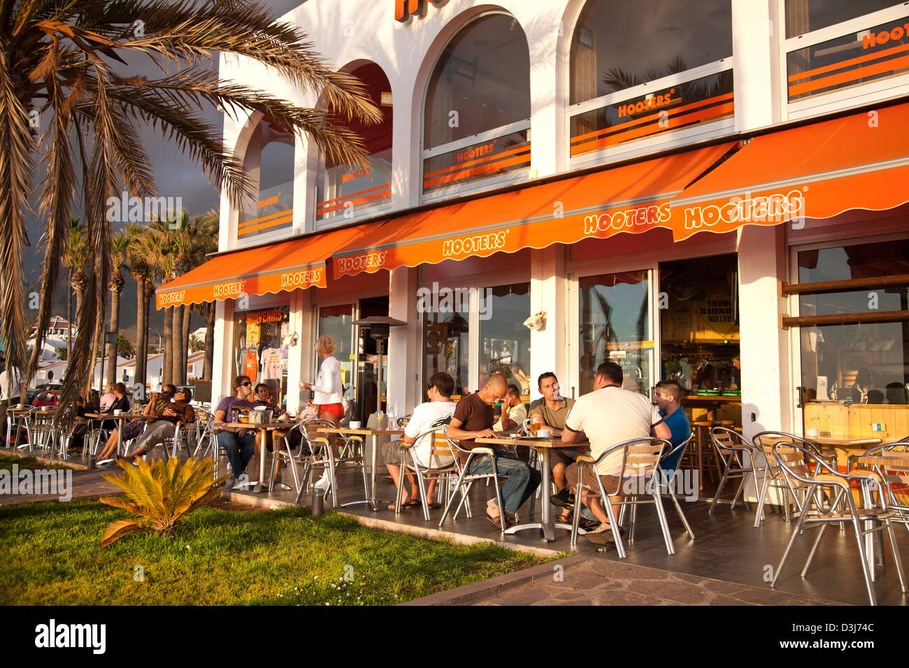 Hooters restaurante/cafetería en Los Cristianos, Tenerife, Islas Canarias  Fotografía de stock - Alamy