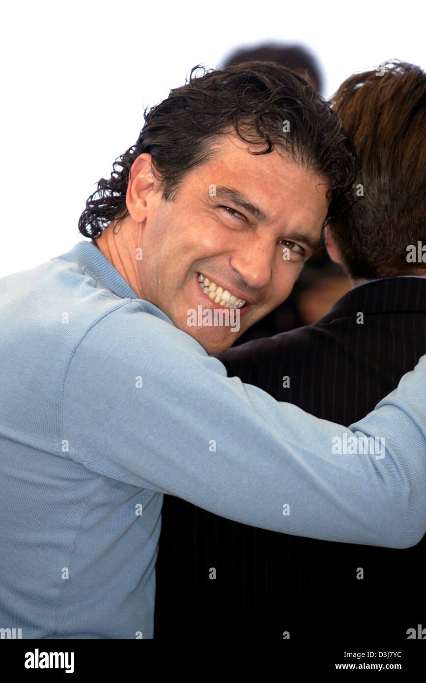 (Dpa) - El actor español Antonio Banderas sonríe como asiste a la 57ª edición del Festival de Cannes en Cannes, Francia, 15 de mayo de 2004. Foto de stock