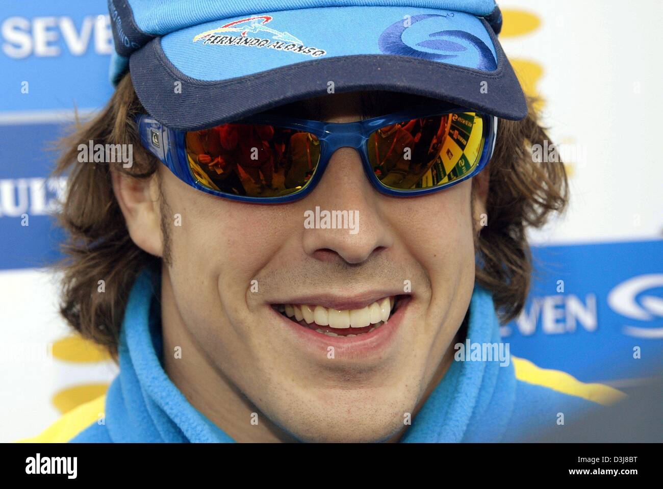 Dpa) - Un piloto de Fórmula uno español Fernando Alonso (Renault) sonrisas  en el Circuit de Catalunya, cerca de Barcelona, España, 7 de mayo de 2004.  El Gran Premio de Fórmula 1