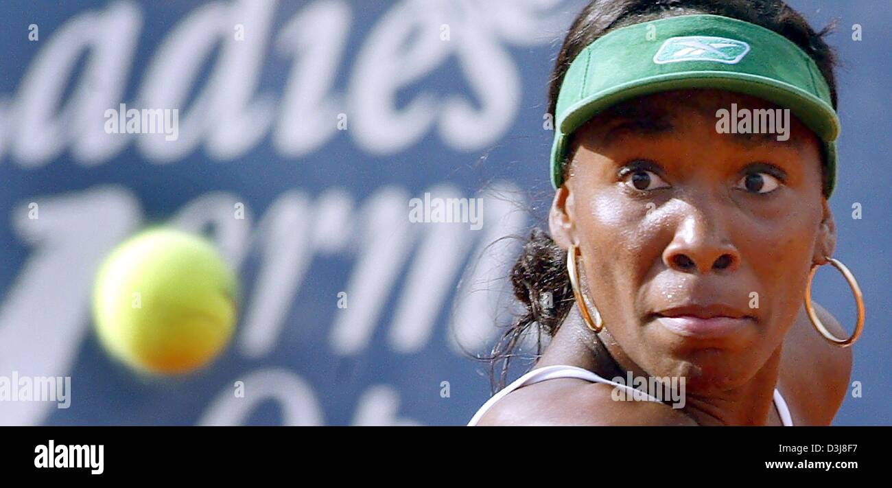 Dpa) - Con los ojos bien abiertos US Jugador de tenis Venus se centra en el  balón durante un partido de la mujer abierto alemán en Berlín, el 5 de mayo  de