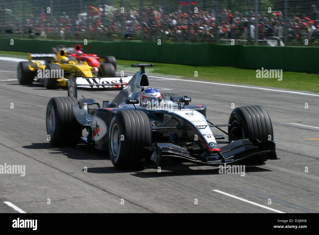 (Dpa) - Un piloto de Fórmula Uno finlandés Kimi Raeikkoenen carreras durante el 2004 Gran Premio de San Marino en Imola, Italia, 25 de abril de 2004. Raeikkoenen (Equipo Mclaren-Mercedes) acabó en el octavo lugar. Foto de stock