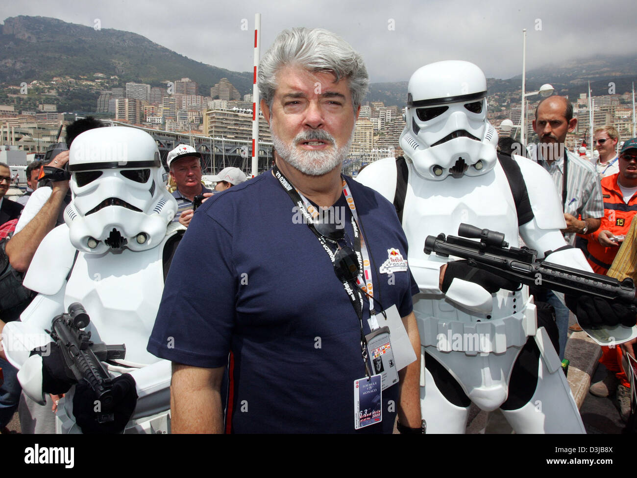 (Dpa) - El director de cine estadounidense George Lucas posa con algunos de los personajes de su película en el paddock del Gran Premio de Mónaco en Montecarlo, Mónaco, Sábado 21 de mayo de 2005. Foto de stock