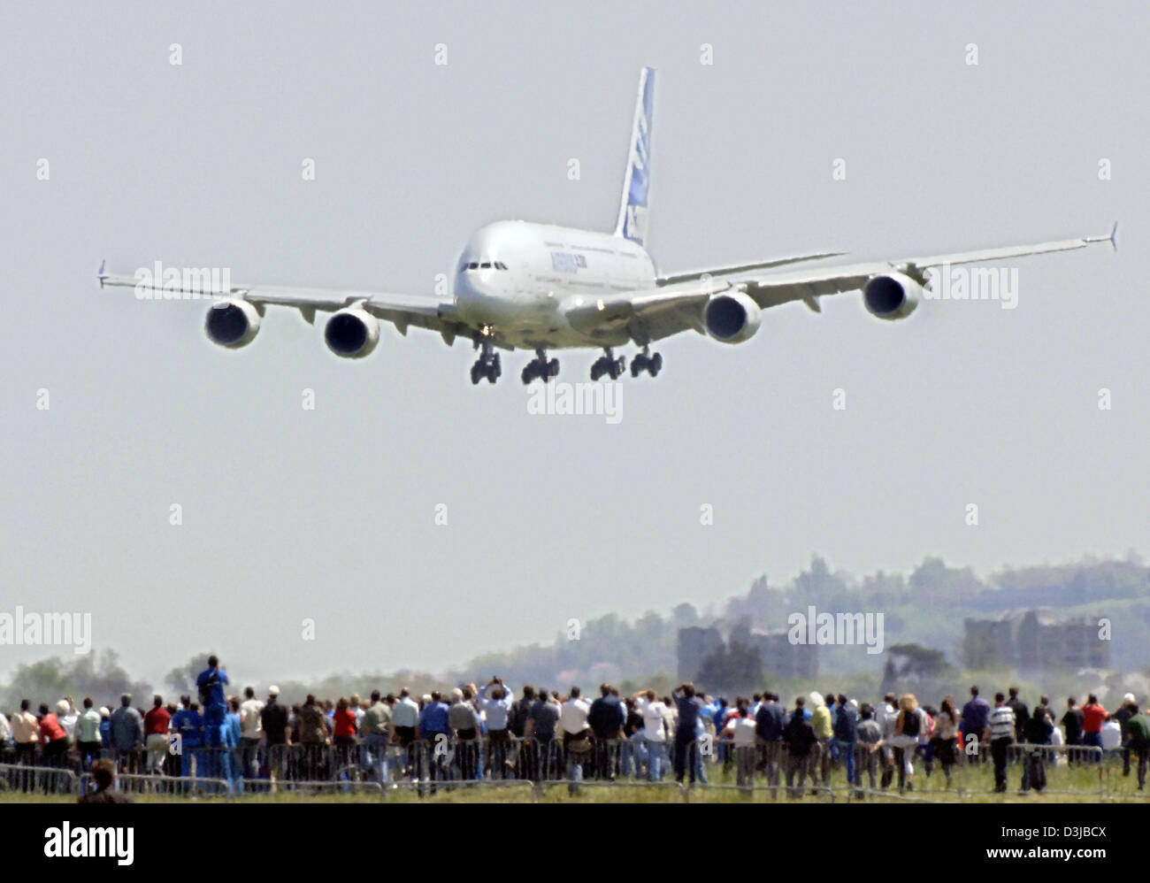 (Dpa) - aplaudido por miles de curiosos un prototipo del Airbus A380 regresa de su primer vuelo de prueba en Toulouse, Francia, el miércoles 27 de abril de 2005. A bordo de las aeronaves fueron dos pilotos y cuatro ingenieros de vuelo. Casi 30 ingenieros los datos de rendimiento del proceso en el terreno del aeropuerto de Toulouse. El avión mide casi 80 metros de envergadura y está construido para transp Foto de stock