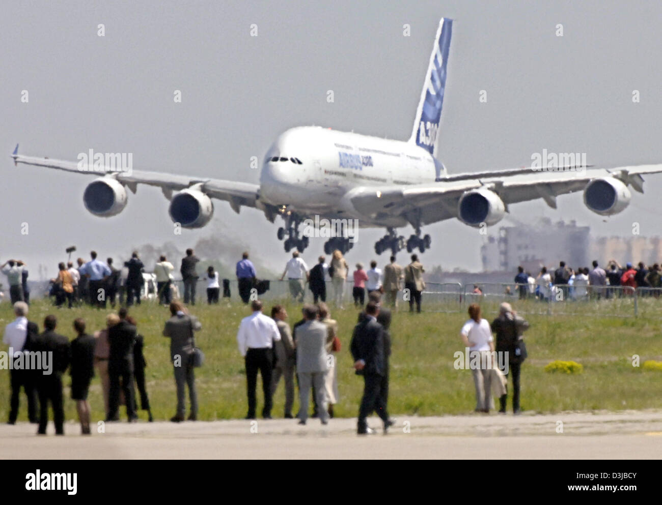 (Dpa) - aplaudido por miles de curiosos un prototipo del Airbus A380 regresa de su primer vuelo de prueba en Toulouse, Francia, el miércoles 27 de abril de 2005. A bordo de las aeronaves fueron dos pilotos y cuatro ingenieros de vuelo. Casi 30 ingenieros los datos de rendimiento del proceso en el terreno del aeropuerto de Toulouse. El avión mide casi 80 metros de envergadura y está construido para transp Foto de stock