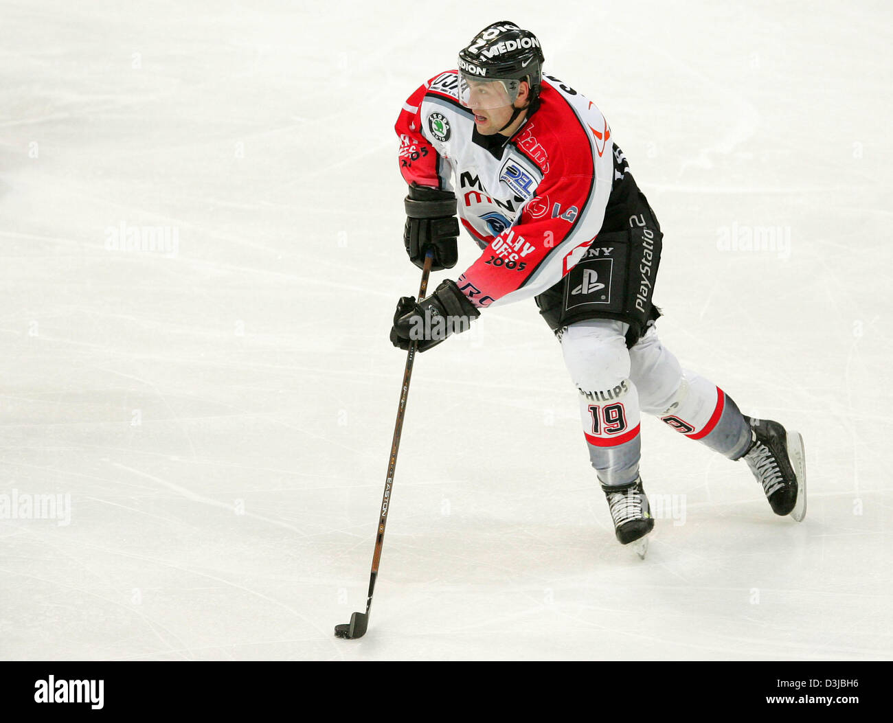 Dpa) - El jugador de hockey sobre hielo Marco Sturm controla el puck  durante el primer juego de los playoffs de hockey sobre hielo entre Colonia  Haie (tiburones) y ERC Ingolstadt en