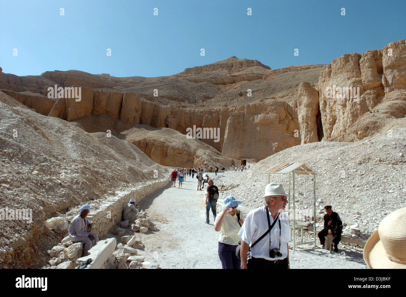 (Dpa) - Archivos de turistas que caminan por el Valle de los Reyes, el tradicional cementerio de la Egipcia pharaos ubicado frente a las ciudades de Luxor y Karnak en la orilla izquierda del río Nilo en Tebas, Egipto, el 22 de noviembre de 2004. El Valle de los Reyes en Egipto superior contiene muchas de las tumbas de los faraones del Nuevo Reino. Los reyes había entre 100 y 200 metros de profundidad t Foto de stock