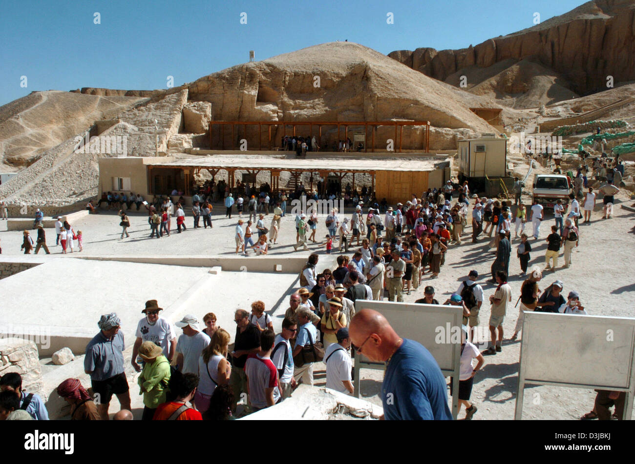 (Dpa) - ver archivos de turistas línea permanente en el Valle de los Reyes, el tradicional cementerio de la Egipcia pharaos ubicado frente a las ciudades de Luxor y Karnak en la orilla izquierda del río Nilo en Tebas, Egipto, el 22 de noviembre de 2004. El Valle de los Reyes en Egipto superior contiene muchas de las tumbas de los faraones del Nuevo Reino. Los reyes había entre 100 y 200 Foto de stock