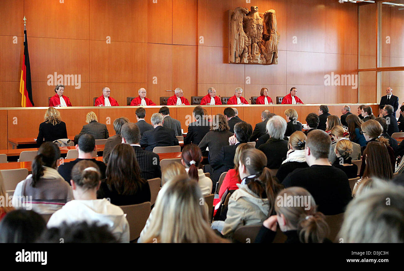 (Dpa) - Los jueces de la segunda senat del Tribunal Constitucional Federal (L-R) Gertrude Luebbe-Wolff, Udo di Fabio, Siegfried Bross, Michael Gerhardt, Winfried Hassemer,Hans-Joachim Jentsch, Lerke Osterloh y Rudolf Mellinghoff, anunciar su decisión relativa a la ley federal de derechos de matrícula en Karlsruhe, Alemania, 26 de enero de 2005. Con la decisión de revocar la Ley de prohibición de TUI Foto de stock