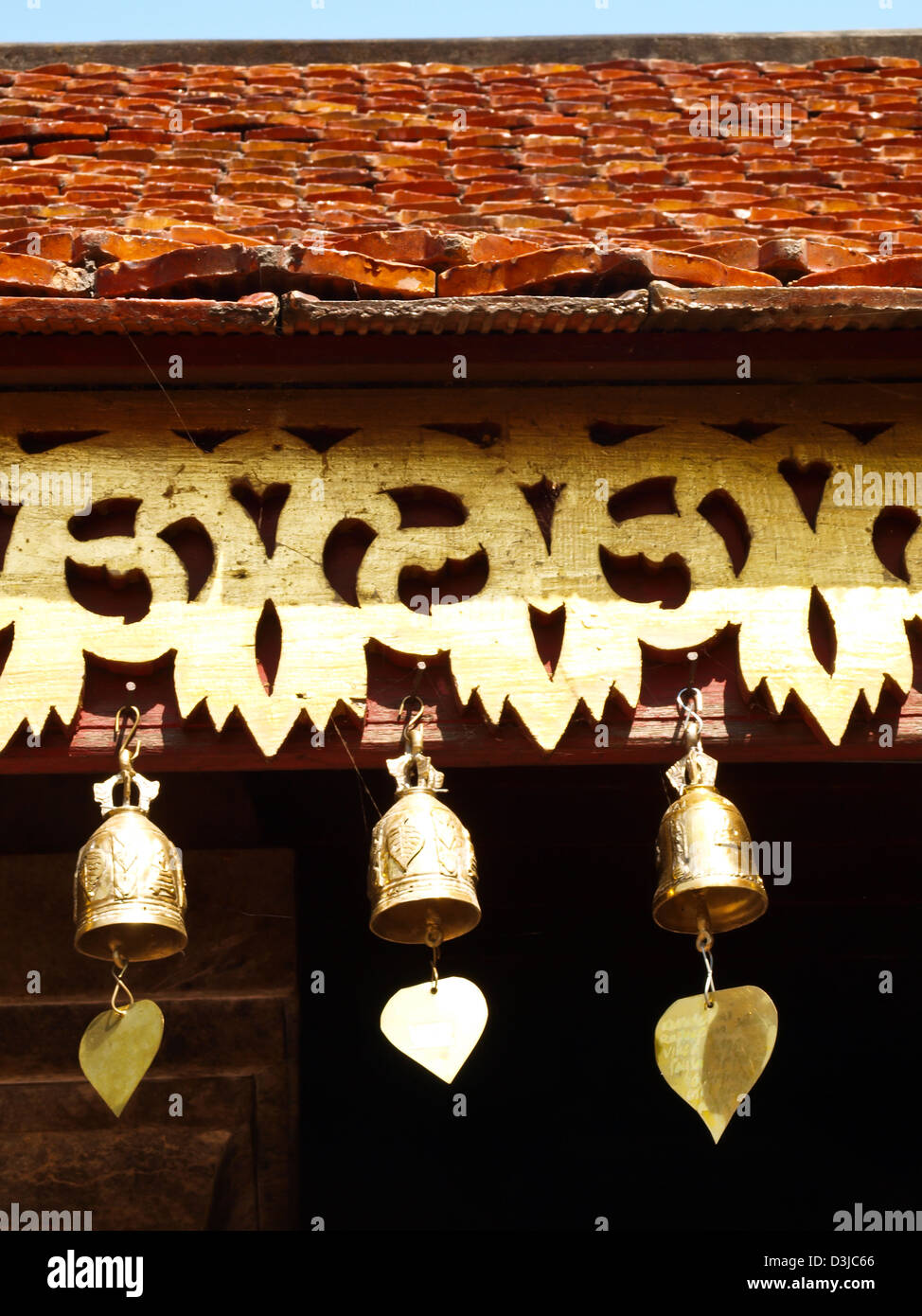Campanas de oro en lugar de culto budista en Chiang Mai, Tailandia Foto de stock