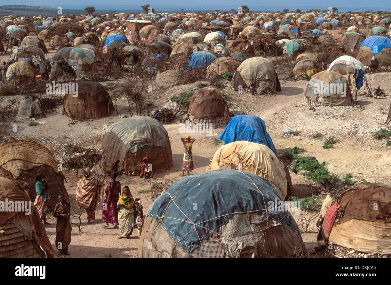 Un mar de vendedores improvisados en un gran campamento para refugiados somalíes. Hartisheik, Etiopía Foto de stock