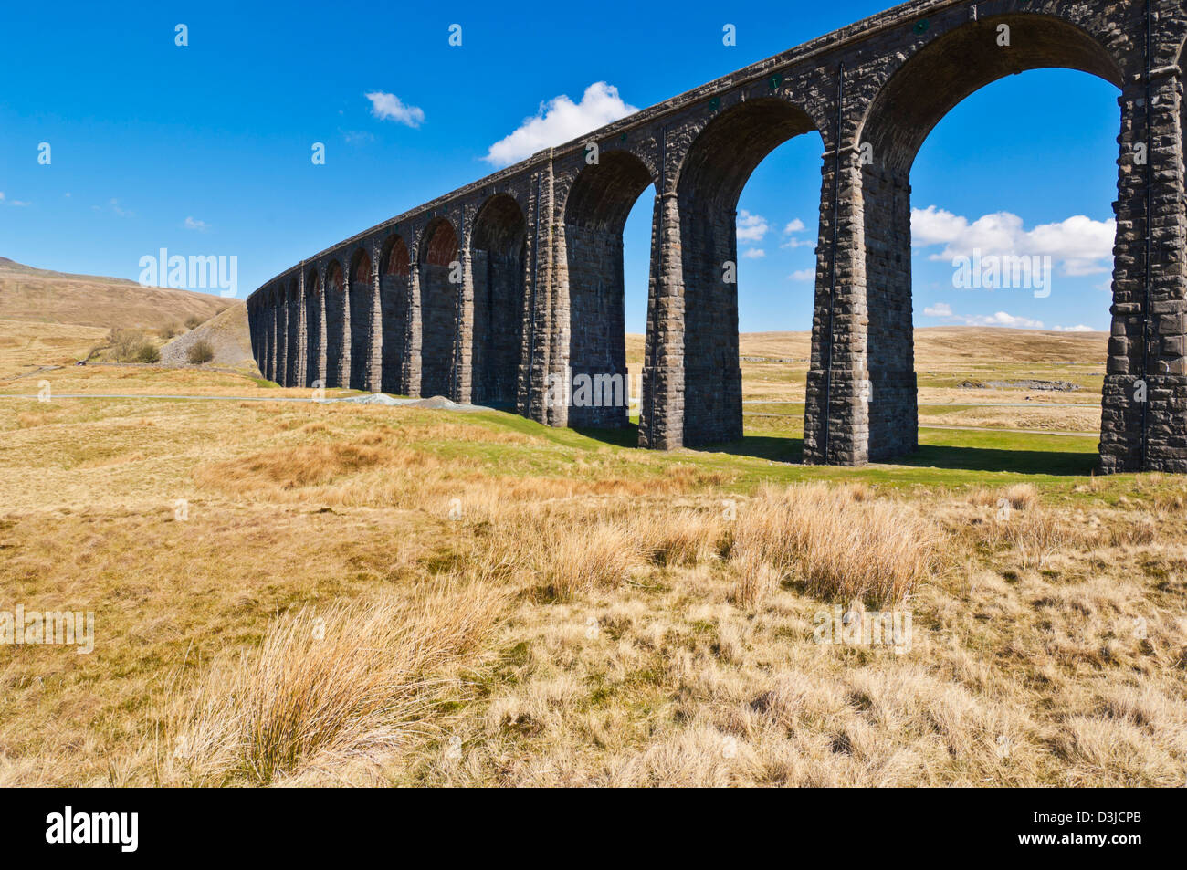 Ribblehead viaducto ferroviario sobre el liquidar a Carlisle ruta ferroviaria, Valles de Yorkshire, Inglaterra, Reino Unido, GB, EU, Europa Foto de stock