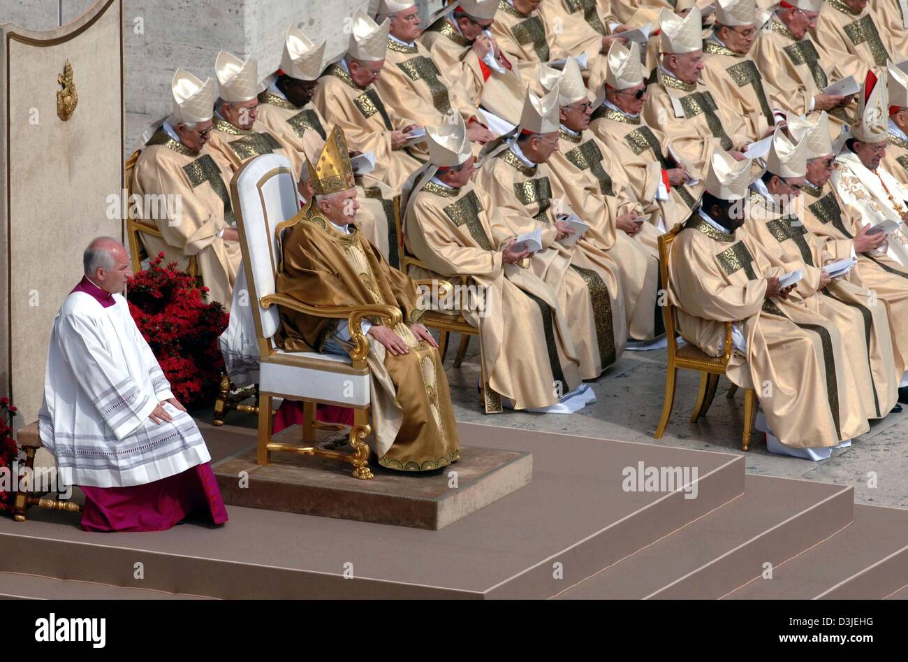 Ciencias Sociales Tropezón Desenmarañar Dpa) - El Papa Benedicto XVI (segunda de L, delantero), vestida con el  manto papal con tiara, se sienta en una silla junto a los cardenales  durante la misa en la Plaza