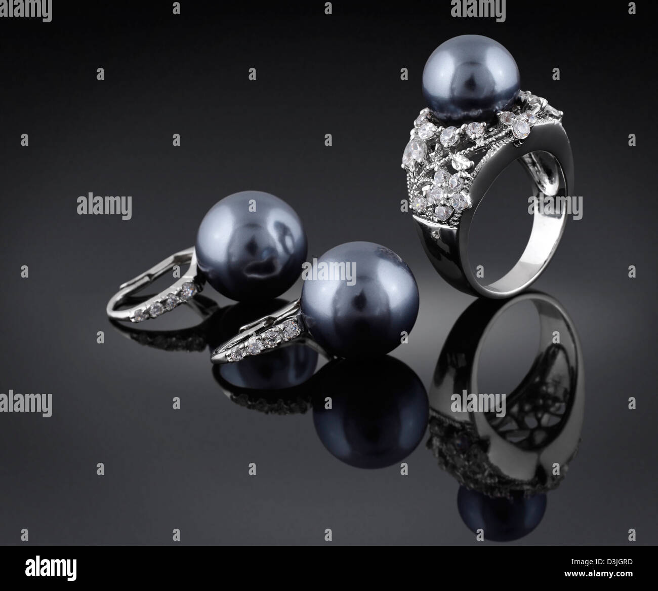 Las joyas con diamantes y perla negra Fotografía de stock - Alamy