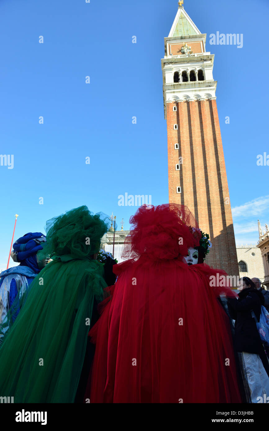 Máscaras y disfraces pintorescos junto al campanario de San Marcos en 2013; el carnaval de Venecia, Véneto. Italia. Foto de stock