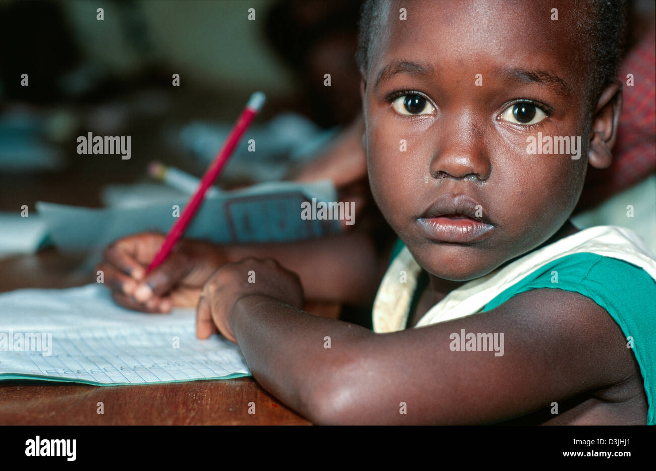Retrato de un alumno joven en una escuela primaria para niñas pobres. Kampala. Uganda Foto de stock