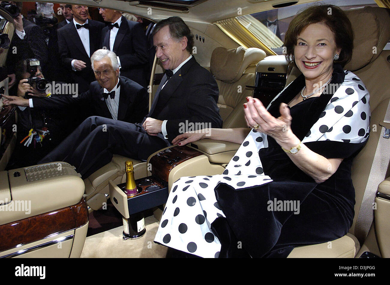 (Dpa) - El presidente alemán Horst Koehler (2R) y su esposa Eva (R) sentarse en la parte de atrás de una limusina Maybach como llegan a la 'Bola' de deportes bola de caridad en el festival hall en Frankfurt, Alemania, el 05 de febrero de 2005. 2.200 invitados, entre los 400 mejores atletas actuales y antiguos, así como personalidades del mundo de la política, los negocios y el entretenimiento asistió al incluso Foto de stock