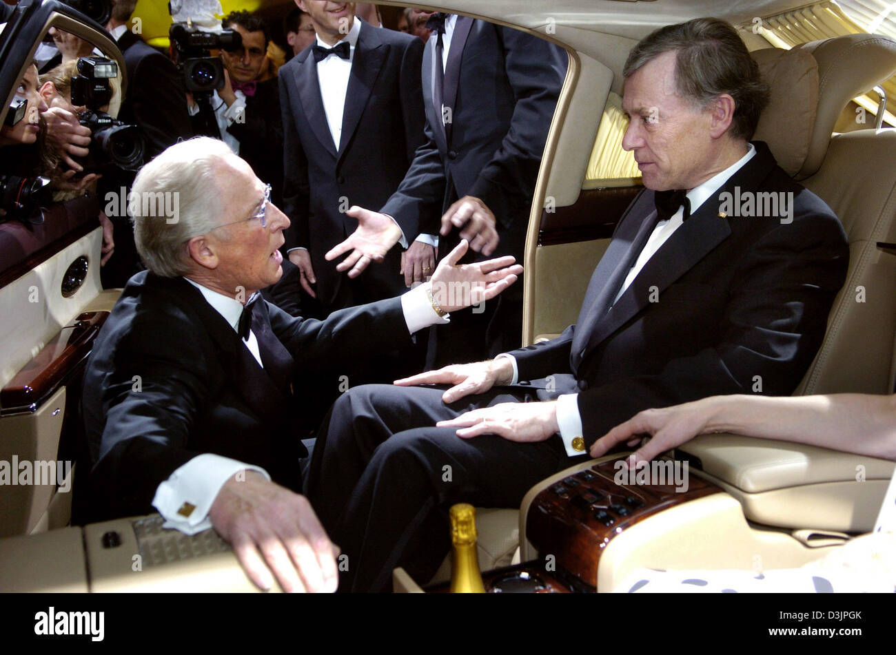 (Dpa) - El presidente alemán Horst Koehler (R) se sienta en una limusina Maybach como él habla con el Presidente de DaimlerChrysler, Juergen Hubbert (L), a la llegada de la "bola de Deportes" bola de caridad en el festival hall en Frankfurt, Alemania, el 05 de febrero de 2005. 2.200 invitados, entre los 400 mejores atletas actuales y antiguos, así como personalidades del mundo de la política, los negocios y escriba Foto de stock