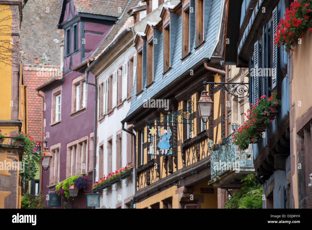 Calles en Riquewihr, Haut-Rhin, Alsacia, Voges, Francia. Foto de stock