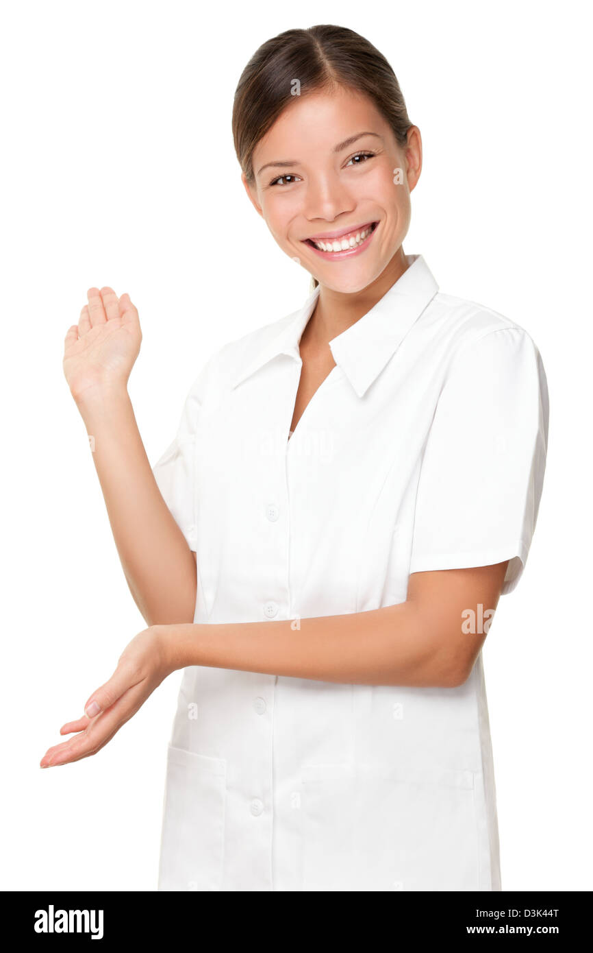 Terapeuta masajista / esteticista. Retrato de mujer cuidados spa en uniforme  mostrando copyspace aislado sobre fondo blanco Fotografía de stock - Alamy