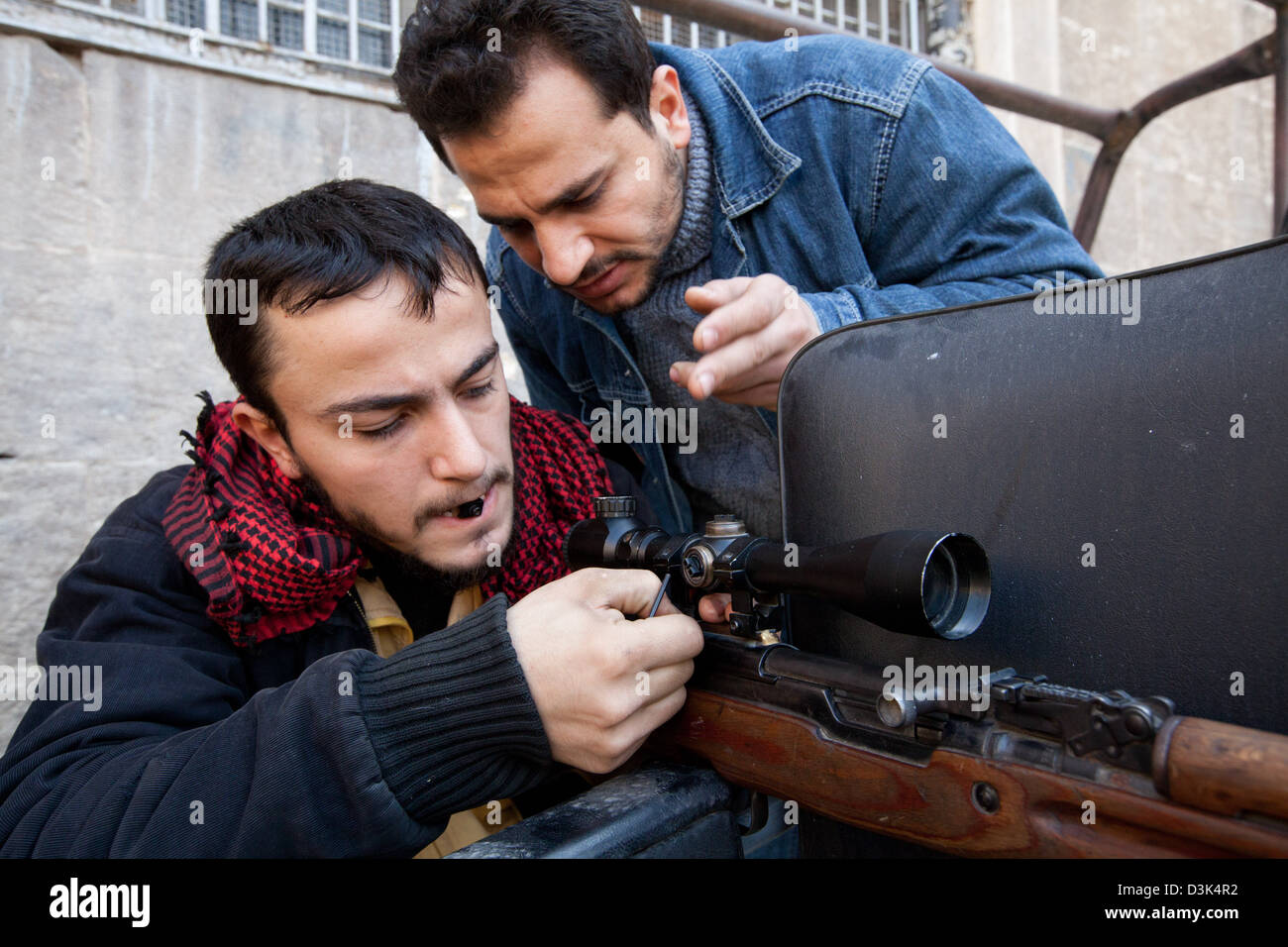 Alepo, Siria: el ejército sirio libre combatientes armas ajuste durante la práctica de tiro. Foto de stock
