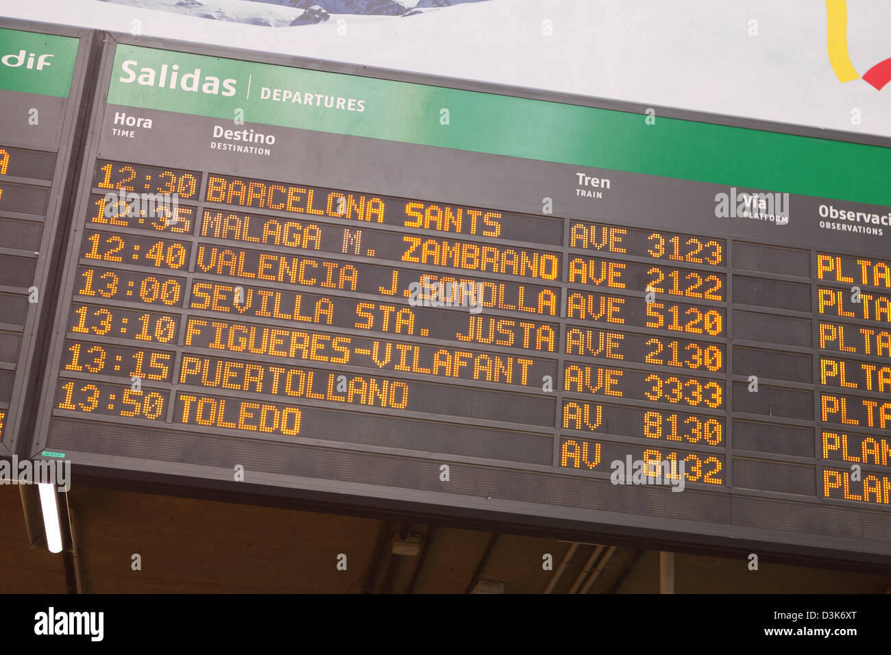 España Madrid Atocha estación junta de salida mostrando trenes que van a  Toledo, Sevilla, Valencia Puertollano Fotografía de stock - Alamy