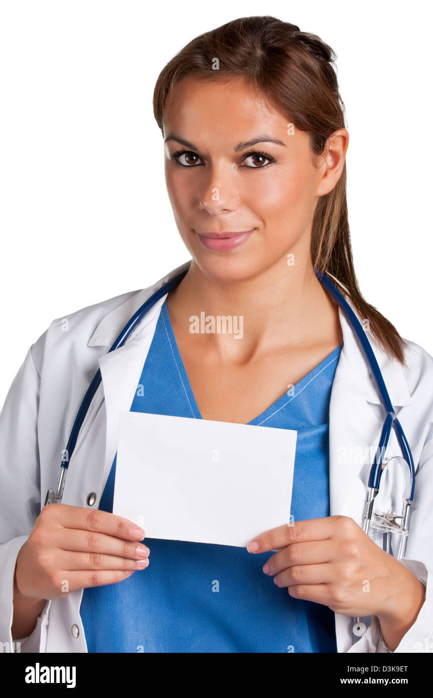 Joven doctora con un estetoscopio sosteniendo una tarjeta blanca aislada en un fondo blanco. Foto de stock