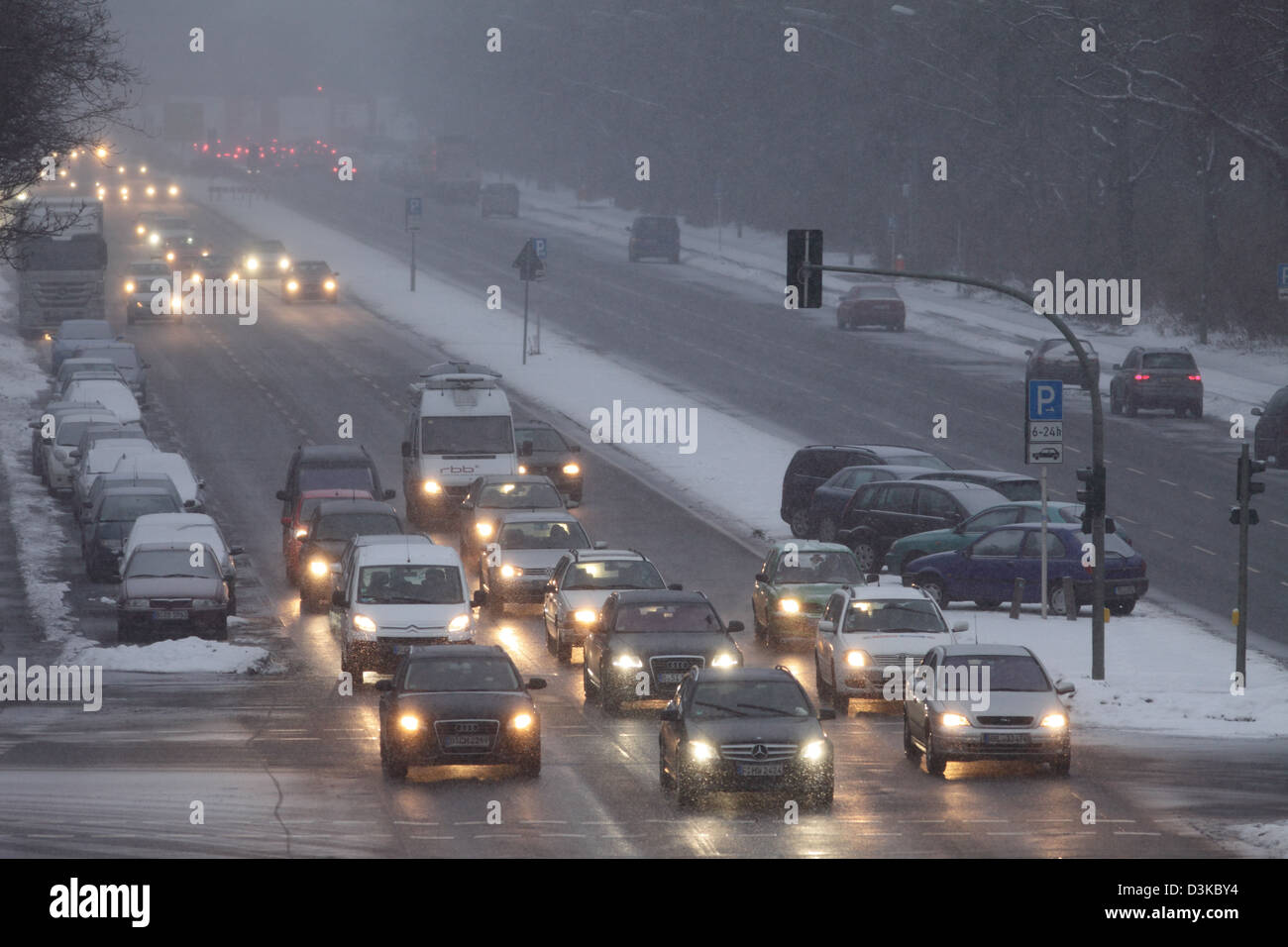 Berlín, Alemania, el tráfico rodado durante las nevadas en las calles del 17 de junio Foto de stock