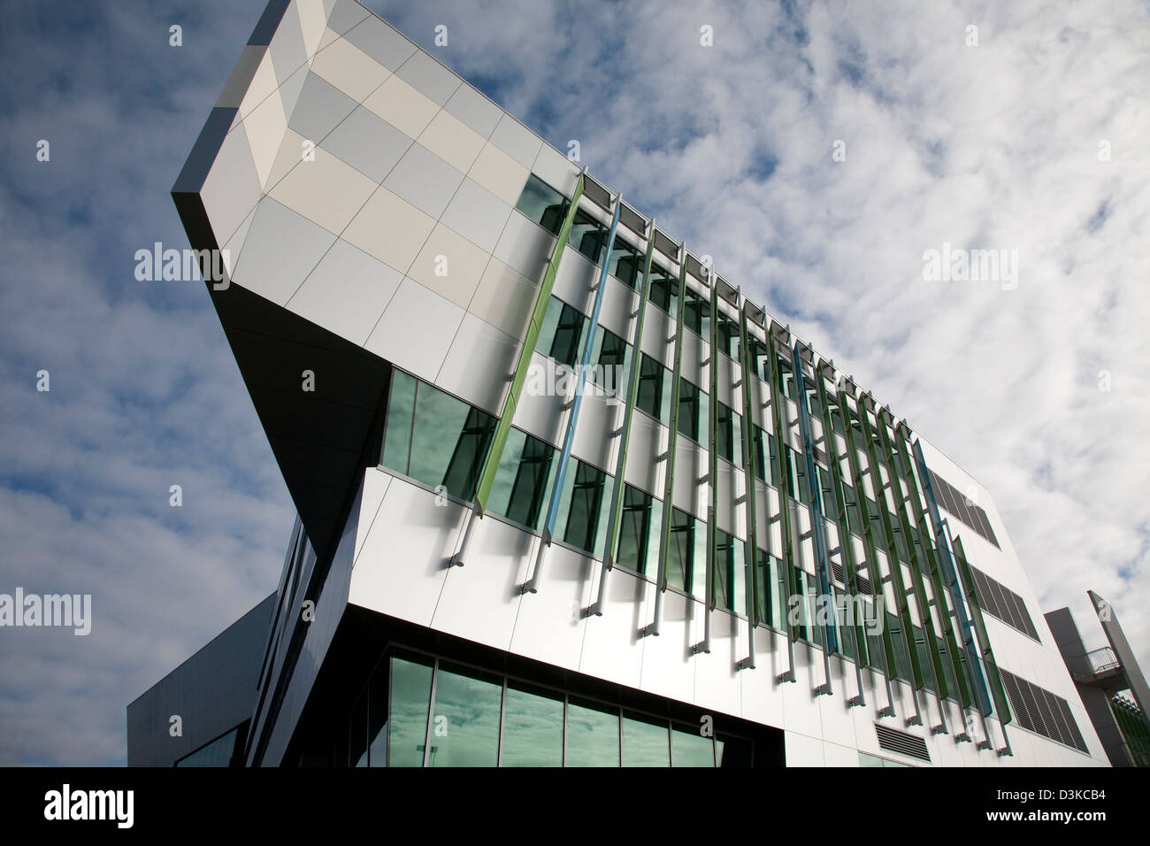 Windows sobre energía eficiente edificio moderno edificio de oficinas con las láminas de refrigeración del edificio Canberra, Australia Foto de stock