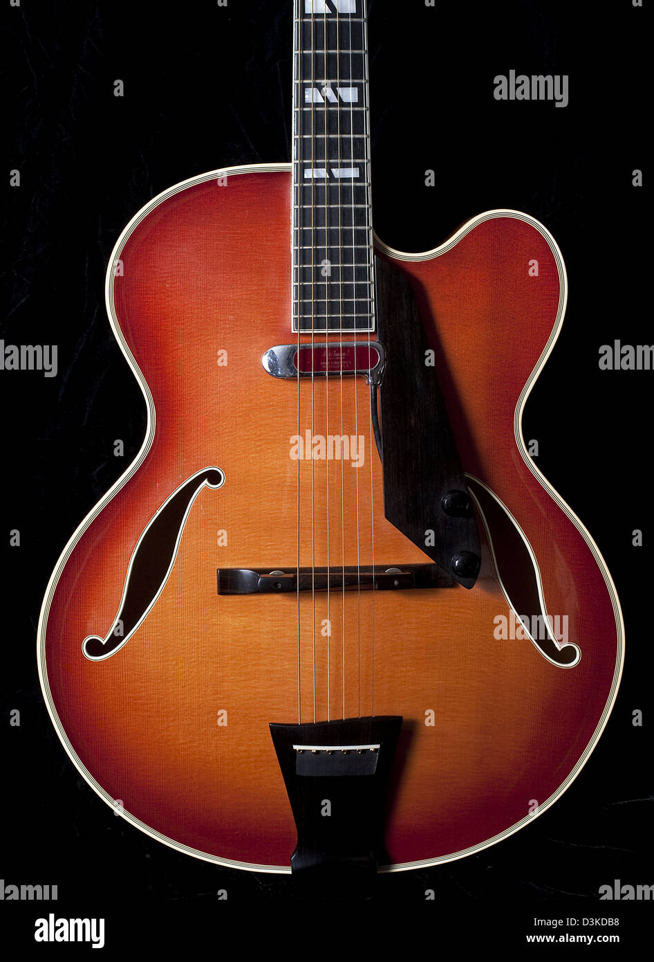 20 Feb, 2013 - Ann Arbor, Michigan, EE.UU. - Un raro 1978 D'aquisto  neoyorquino, 17 pulgadas encima del arco Guitarra con cuerdas de latón.  Tiene un abeto rojo con un sutil sunburst
