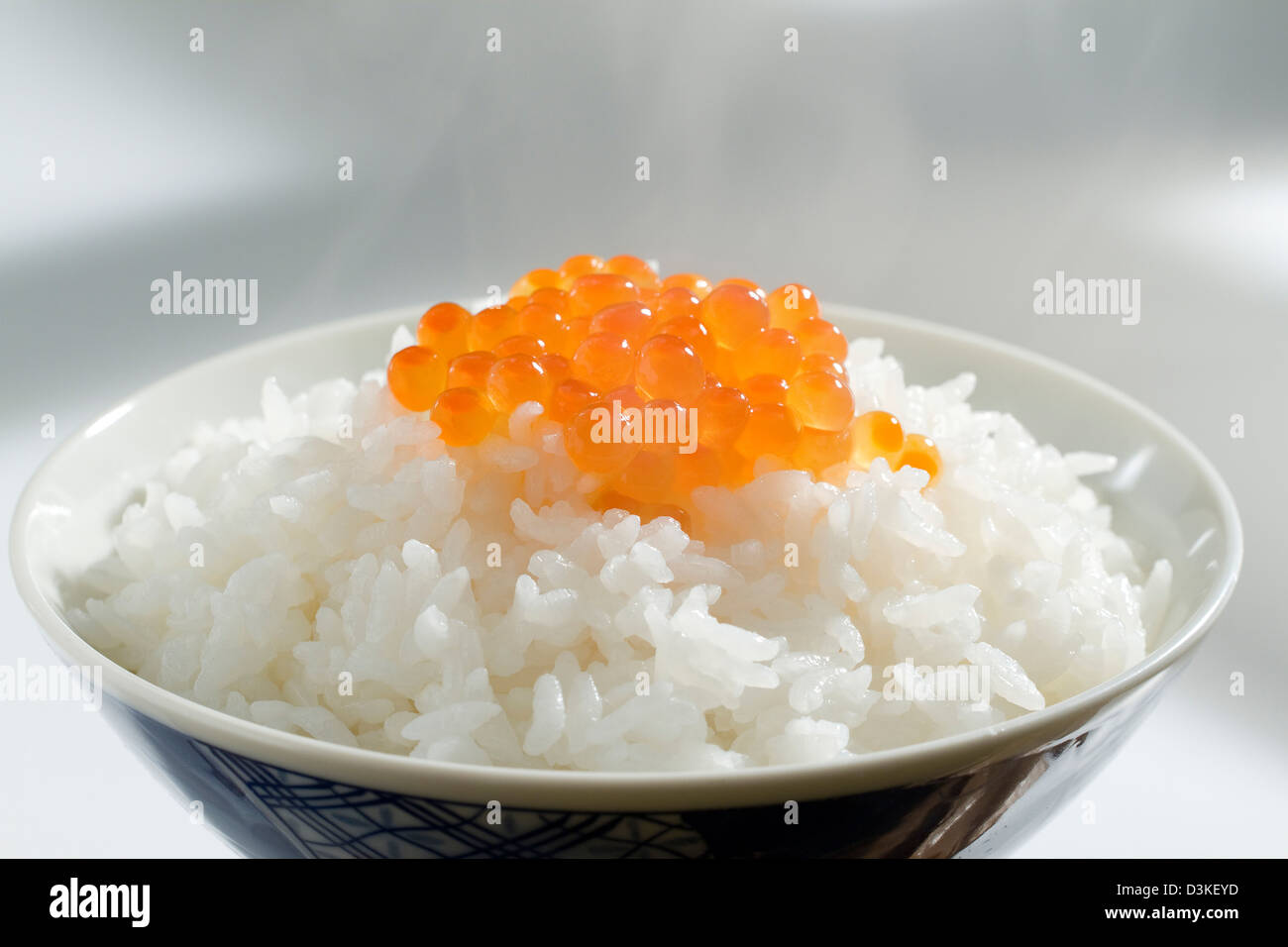 Arroz blanco y huevas de salmón Foto de stock