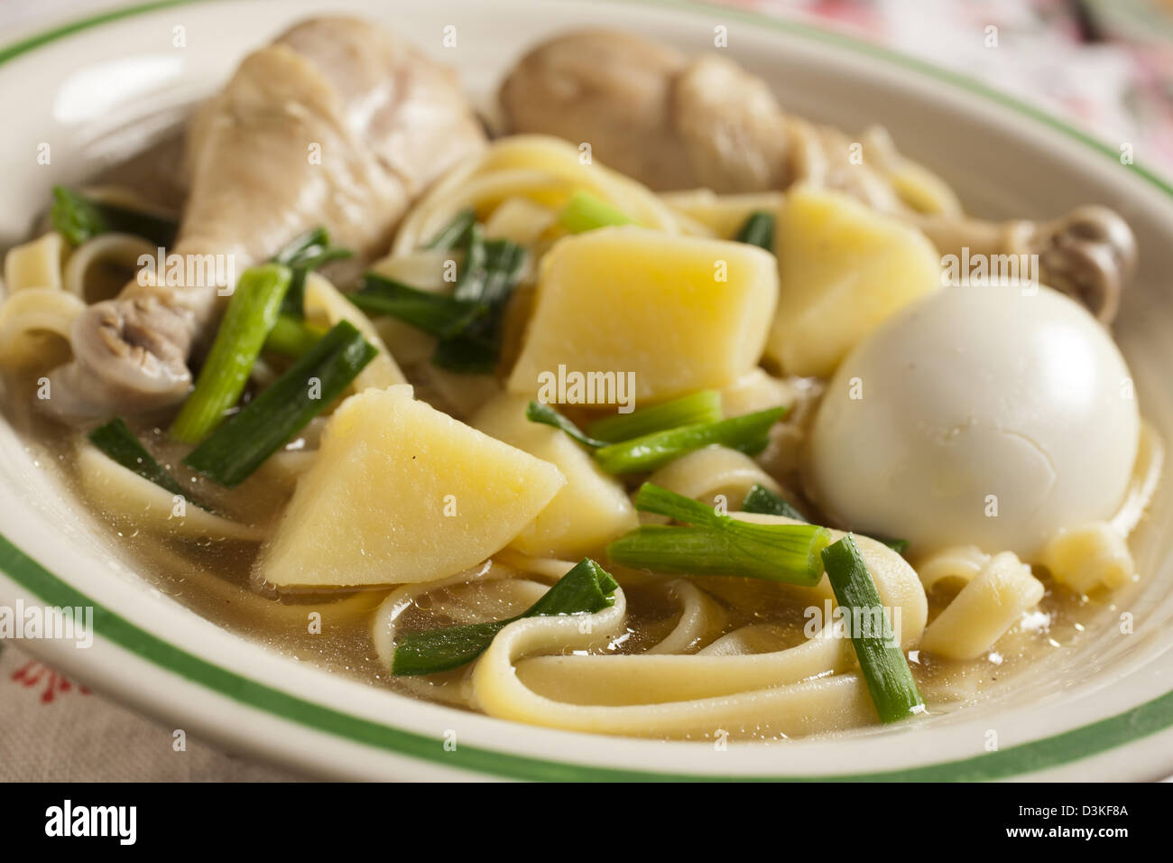Caldo de gallina, la clásica sopa de pollo con fideos peruana Foto de stock