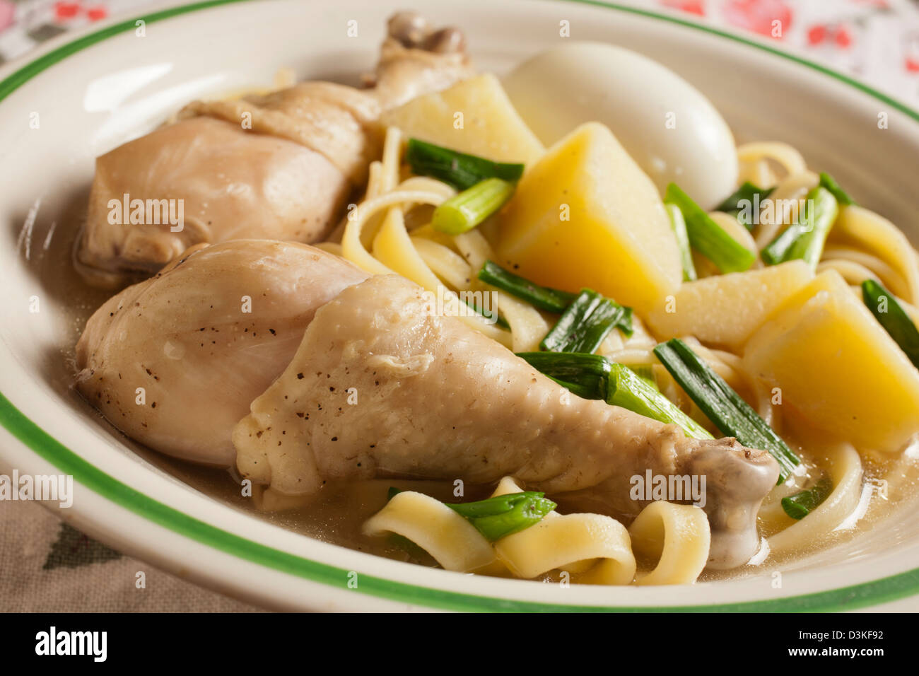 Caldo de gallina, la clásica sopa de pollo con fideos peruana Foto de stock