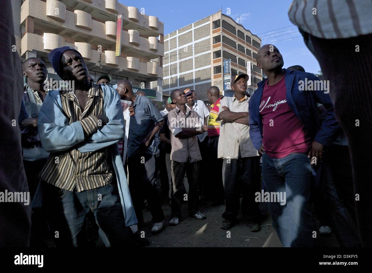 Febrero 16, 2013 - Nairobi, Nairobi, Kenia - Febrero 16, 2013 - Eastleigh de Nairobi (Kenya), - una multitud de hombres principalmente escuchar como Jimnah Mbaru, candidato a gobernador del condado de Nairobi, hace promesas de campaña. Eastleigh, un barrio de Nairobi, es conocido como ''Little Mogadishu'' porque su hogar Somali-Kenyans somalíes y los inmigrantes. (Crédito de la Imagen: © Ric Francis/ZUMAPRESS.com) Foto de stock