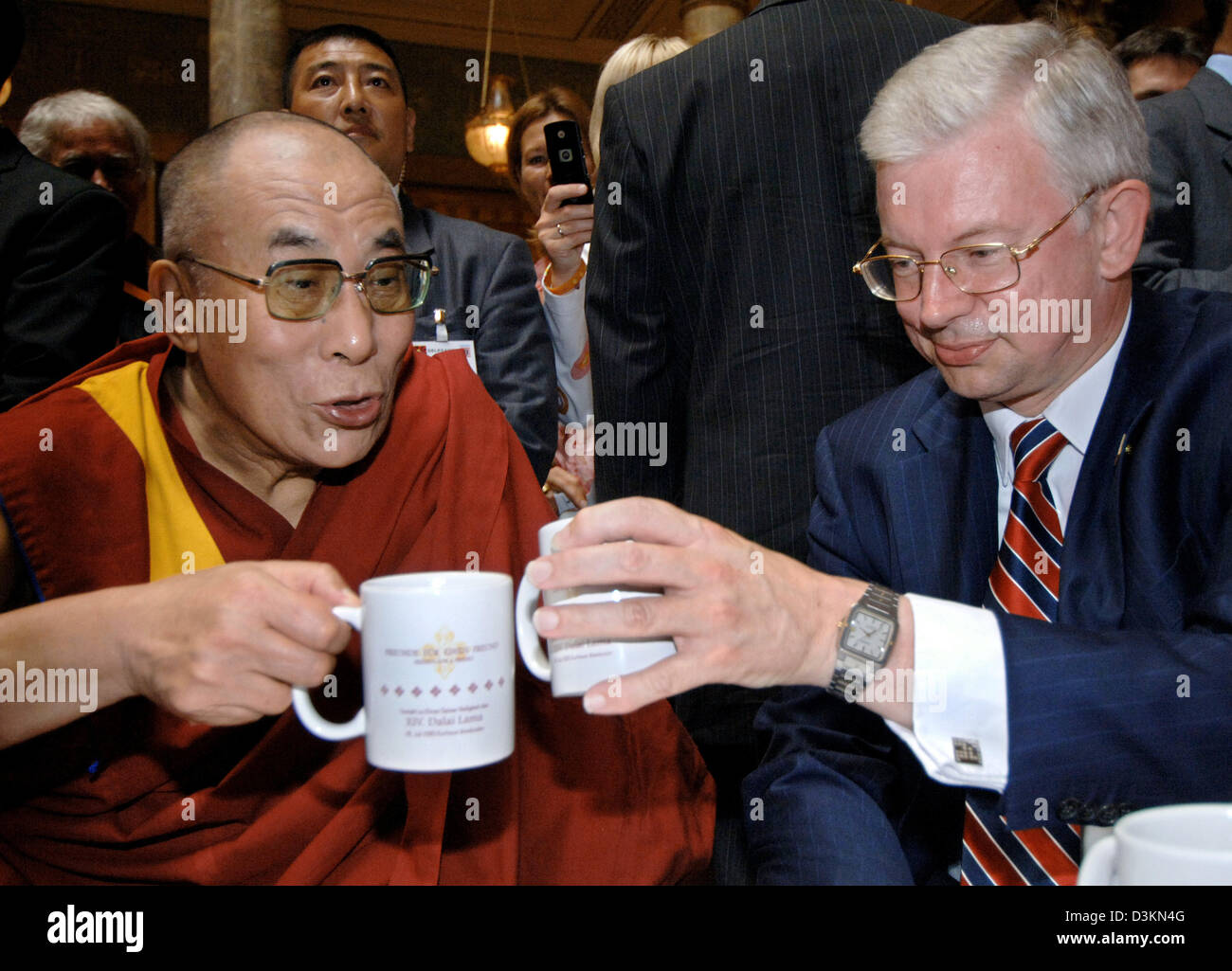 Dpa El Dalai Lama Bebe Te Verde Con El Primer Ministro De Hesse Roland Koch Durante Una Recepcion Privada En La Ceremonia De Amigos De Un Amigo En Wiesbaden Alemania Jueves