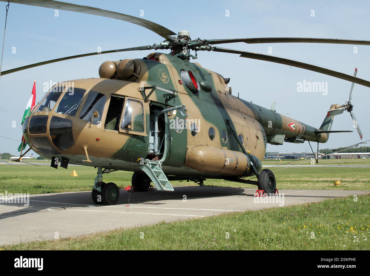 La Fuerza Aérea Húngara de helicópteros de transporte Mi-8 Hip Foto de stock