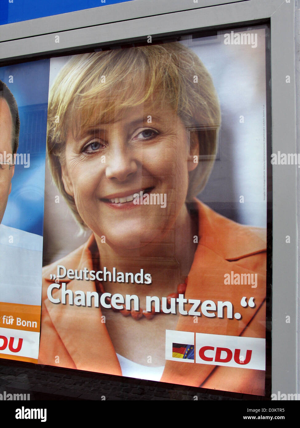 (Dpa) - Angela Merkel, Presidenta del Partido Demócrata Cristiano (CDU) y su parte superior del candidato para el rectorado en Alemania, aparece en un cartel electoral de la CDU, que dice "Utilizar las perspectivas de Alemania", antes de las elecciones generales para el Parlamento alemán (Bundestag) El Parlamento Europeo, el 18 de septiembre de 2005, representada en el Estado federado de Renania del Norte-Westfalia, Alemania, el 23 de agosto Foto de stock