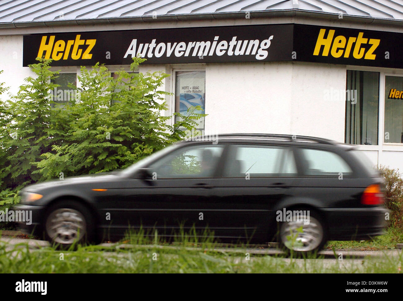 (Dpa) - un coche pasado de una sucursal de la agencia de alquiler de coches Hertz en Regensburg, Alemania, Martes, 13 de septiembre de 2005. Ford Motor Company está vendiendo en todo el mundo la mayor agencia de alquiler de coches, Hertz Corporation, a tres grandes empresas estadounidense de inversión por un importe de 5,6 millones de dólares. Toda la transacción, que también incluye la compra de deudas de la empresa Hertz, tiene un valor de 1 Foto de stock