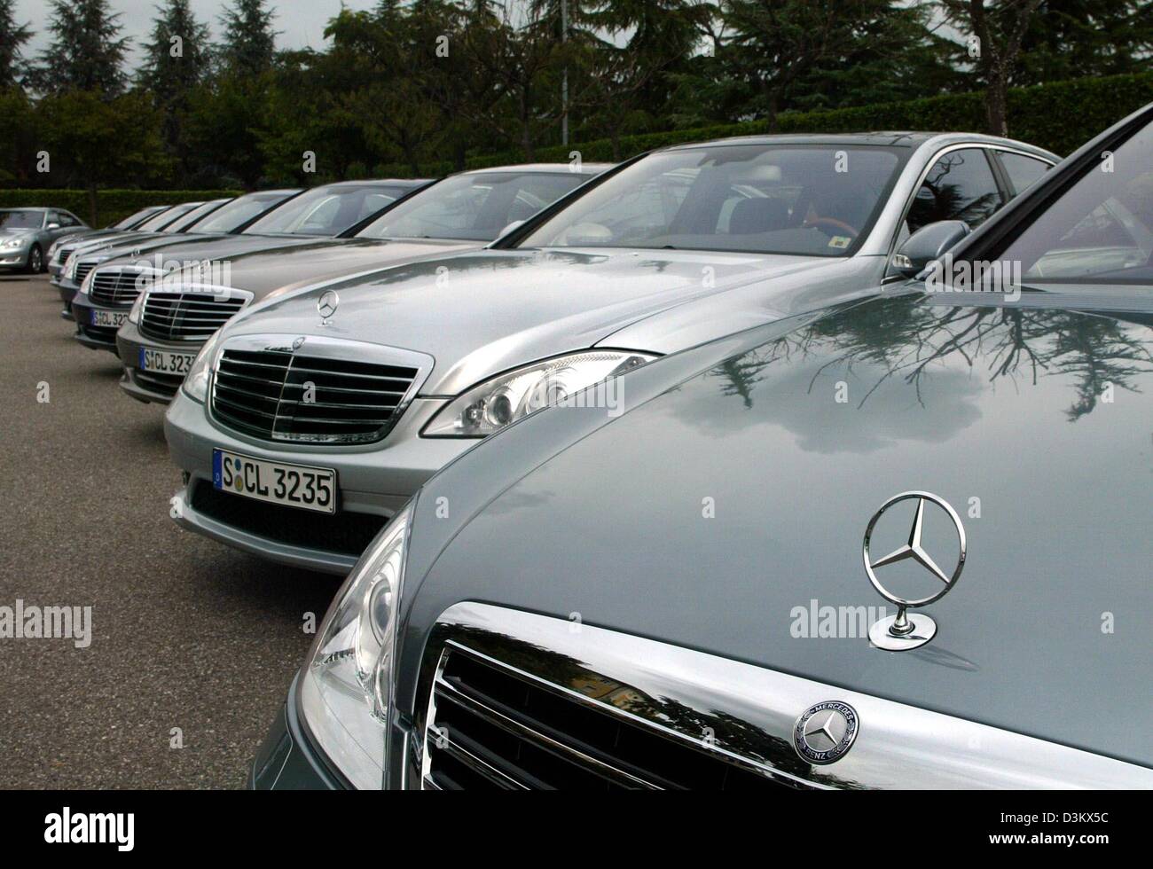 Dpa Una Fila Del Nuevo Mercedes Benz Clase S Coches De Pie En Un Aparcamiento En Milan Italia De Septiembre De 05 Daimlerchrysler Presento El Nuevo Mercedes Benz A Los Medios De Dpa Una Fila Del Nuevo Mercedes Benz Clase S Coches De Pie En Un Aparcamiento En Milan Italia De Septiembre De 05 Daimlerchrysler Presento El Nuevo Mercedes Benz A Los Medios De