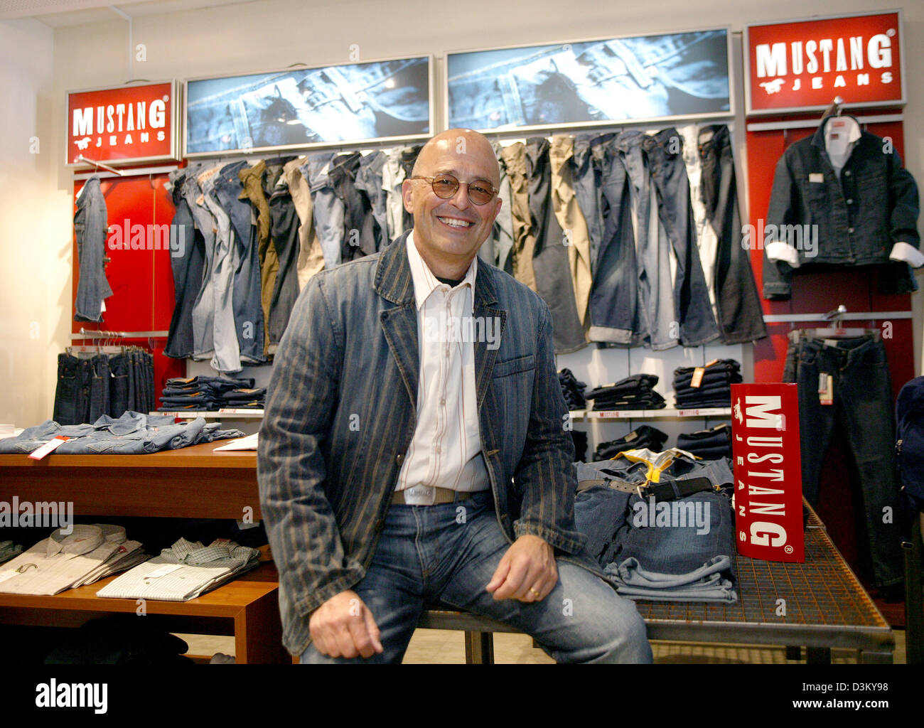 Dpa) - archivo Heiner Sefranek, CEO de comercio minorista de ropa Mustang,  está sonriendo entre estanterías con ropa de la marca denim Mustang en la  sede central de la empresa en Kuenzelsau,
