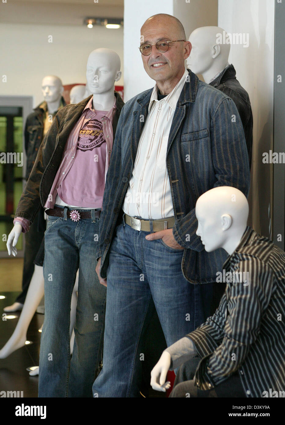 Dpa) - archivo Heiner Sefranek, CEO de comercio minorista de ropa Mustang,  está sonriendo entre mostrar maniquíes con ropa de la marca denim Mustang  en la sede central de la empresa en