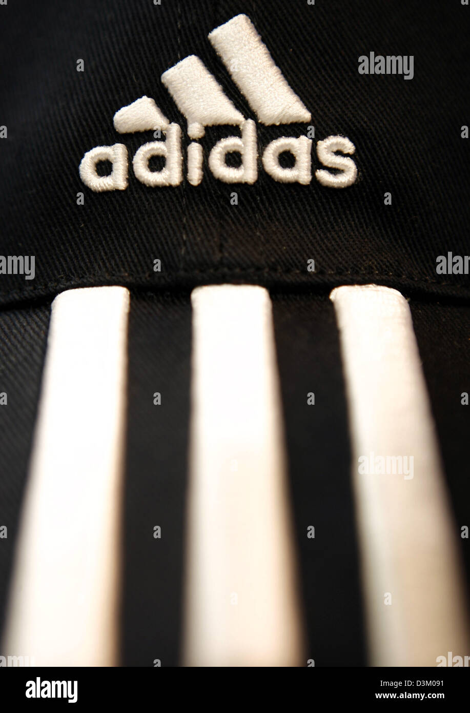 Dpa) - Las tres franjas son la marca de la empresa de artículos deportivos  Adidas retratada en una gorra de béisbol en Nuremberg, Alemania, el  miércoles 12 de octubre de 2005. Según