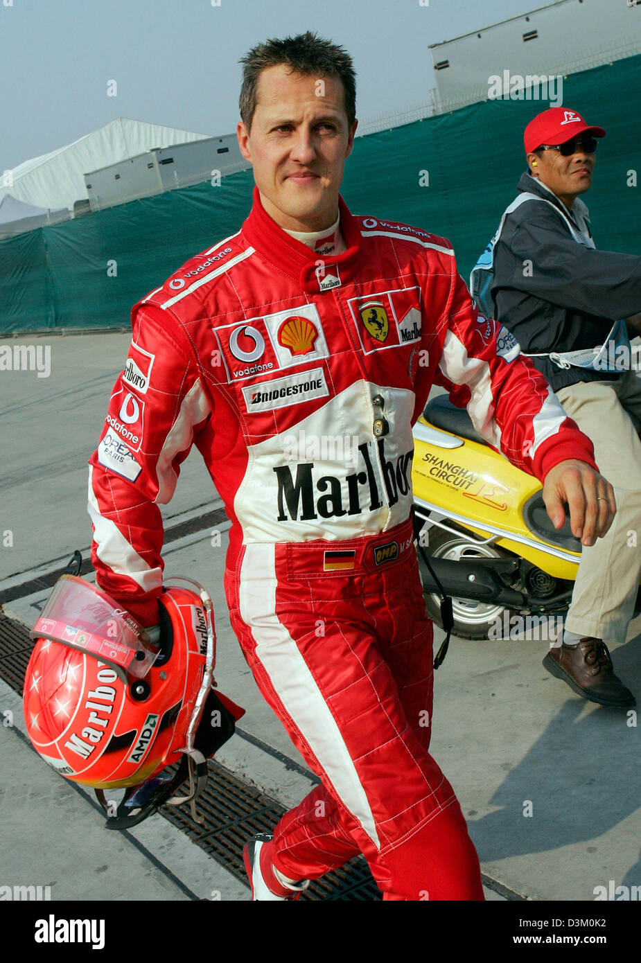 Dpa) - El alemán Michael Schumacher, piloto de Fórmula 1 de Ferrari paseos  de vuelta al paddock después de jubilarse de la escudería en el Gran Premio  de China F1 Vía cerca