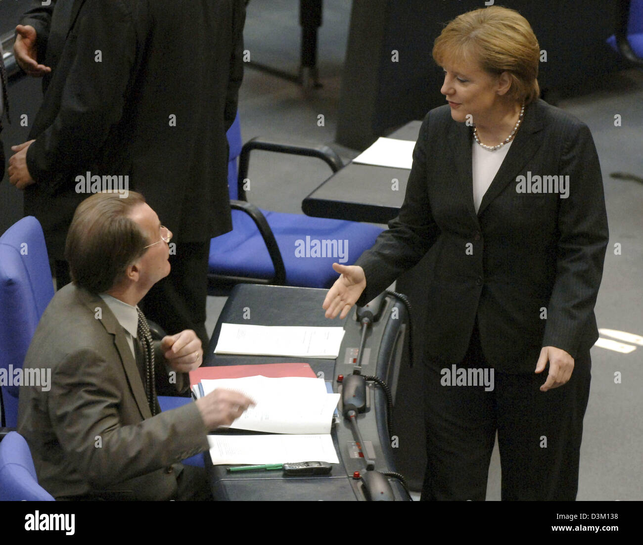 (Dpa) - Angela Merkel (R) líder de Alemania la conservadora Unión Demócrata Cristiana (CDU) conversa con Franz Muentefering, líder de los socialdemócratas (SPD), antes de la primera sesión del nuevo parlamento electo Bundestag Alemán en el Reichstag en Berlín, el martes, 18 de octubre de 2005. El nuevo parlamento se reunió el martes por primera vez después de las elecciones generales para votar un nuevo parl Foto de stock