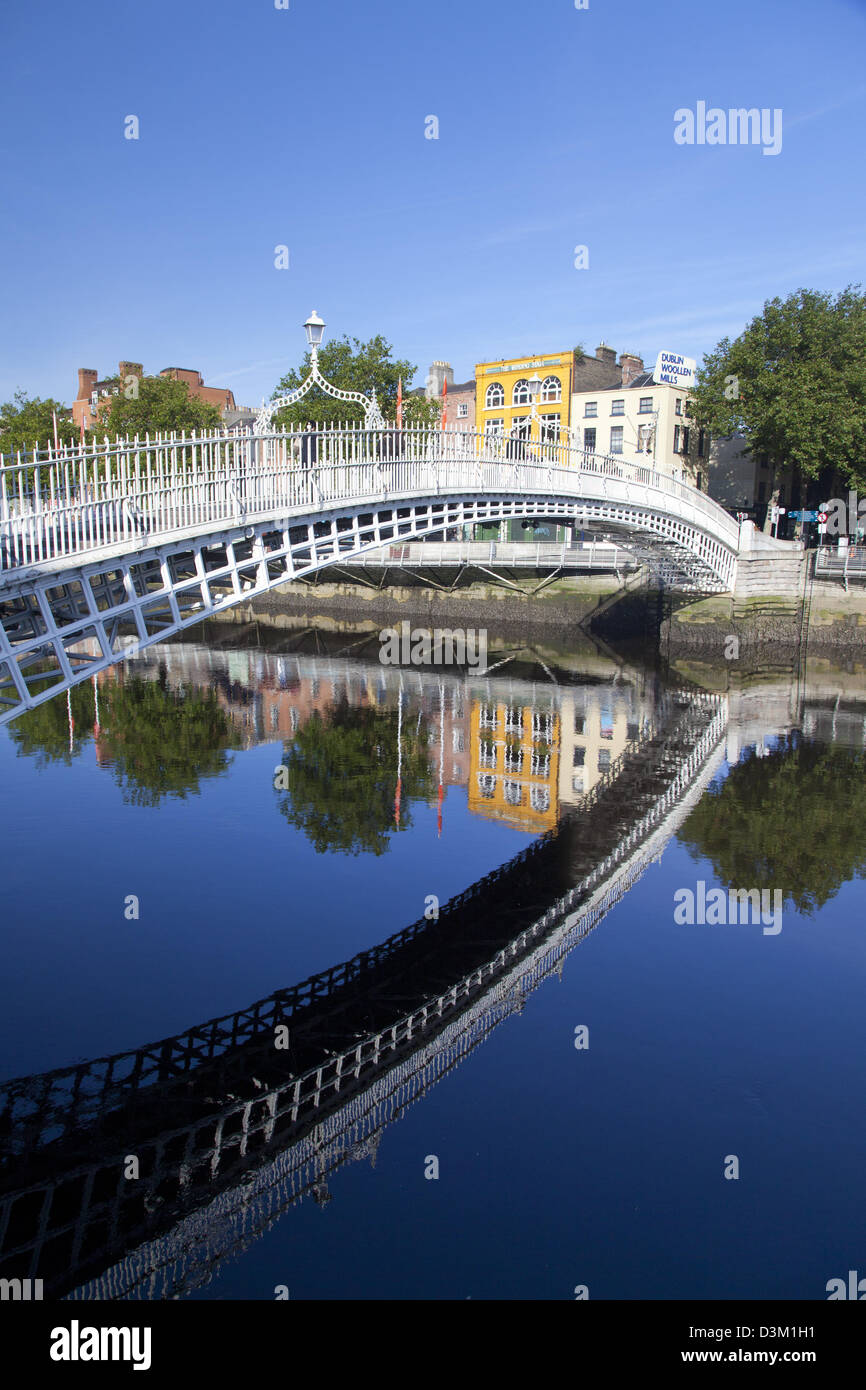 Reflejo de Ha'Penny Bridge en el río Liffey, Dublín, Condado de Dublín, Irlanda. Foto de stock